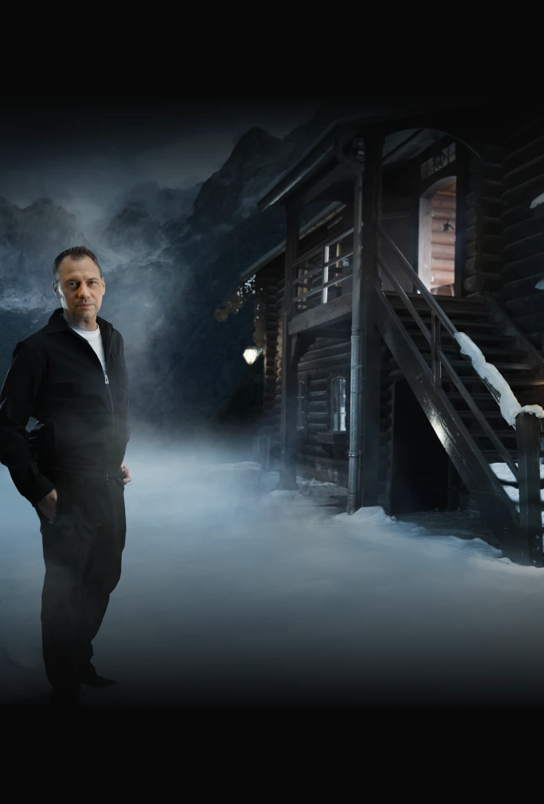 Sebastian Fitzek vor einer verschneiten Hütte.